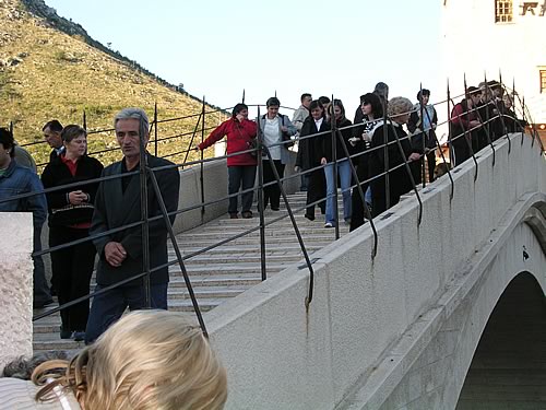 Hodočacnici na obnovljenom Starom mostu u Mostaru Hodočacnici na obnovljenom Starom mostu u Mostaru