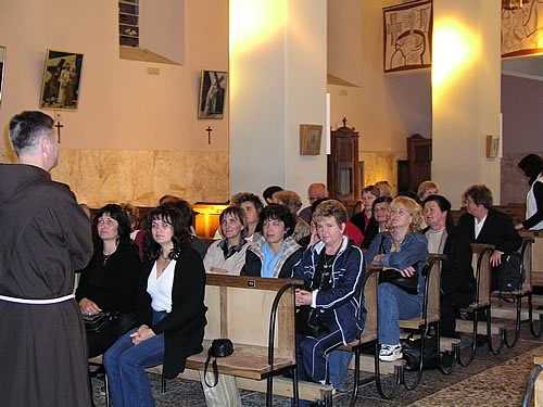 Gvardijan tumači hodočasnicima povijest župe Gvardijan tumači hodočasnicima povijest župe