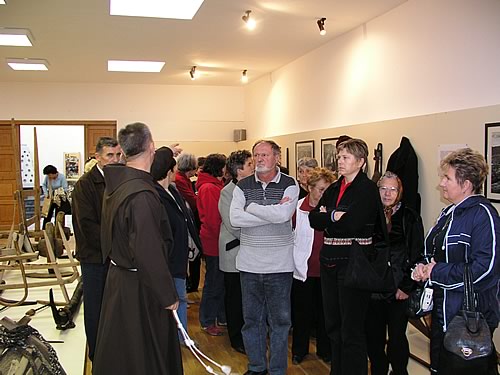 Posjet hodošacnika muzeju u samostanu Otaca franjevaca Posjet hodošacnika muzeju u samostanu Otaca franjevaca