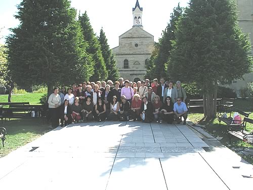 Hodočasnici kod Križa u dvorištu crkve Rama-Ščit Hodočasnici kod Križa u dvorištu crkve Rama-Ščit